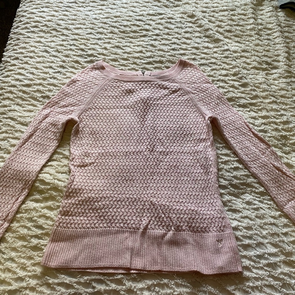 American Eagle Outfitters Light Pink Sweater. Zipper in the back. Good Condition